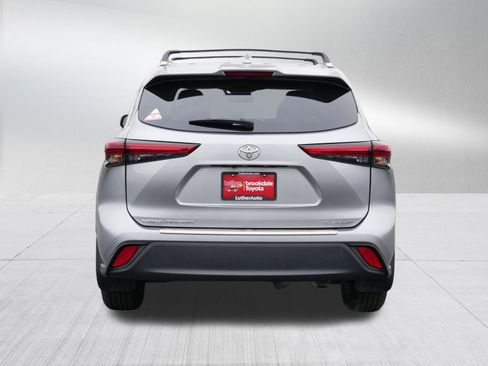 Certified 2023 Toyota Highlander XLE image 6