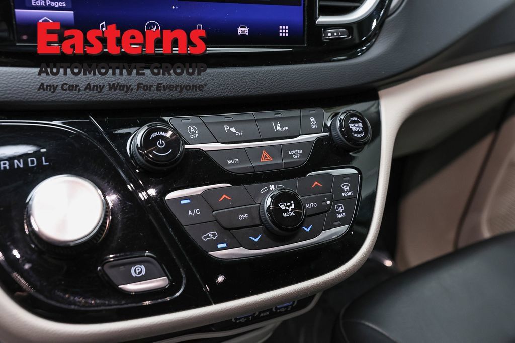 Used 2023 Chrysler Pacifica Touring-L FWD image 22