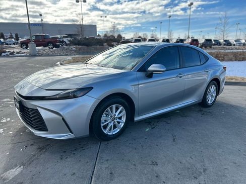 Used 2025 Toyota Camry LE image 3