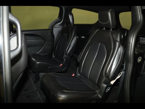 Used 2025 Chrysler Pacifica Select FWD image 28