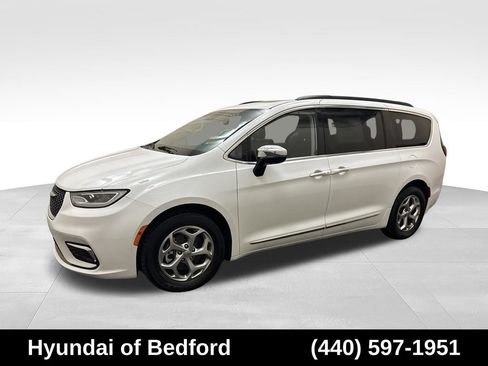 Used 2023 Chrysler Pacifica Limited FWD image 9