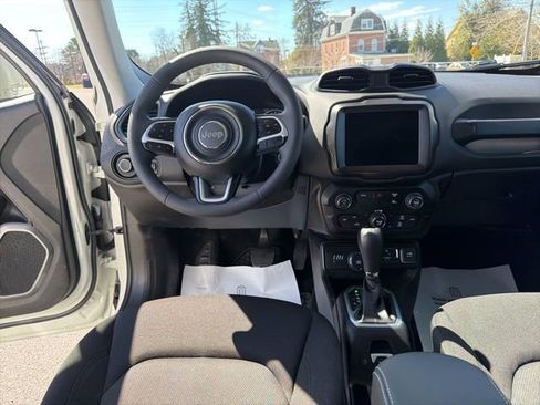Used 2023 Jeep Renegade Latitude image 16