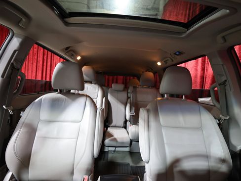 Used 2017 Toyota Sienna XLE image 7