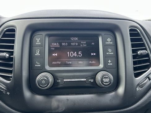 Used 2018 Jeep Compass Latitude image 19