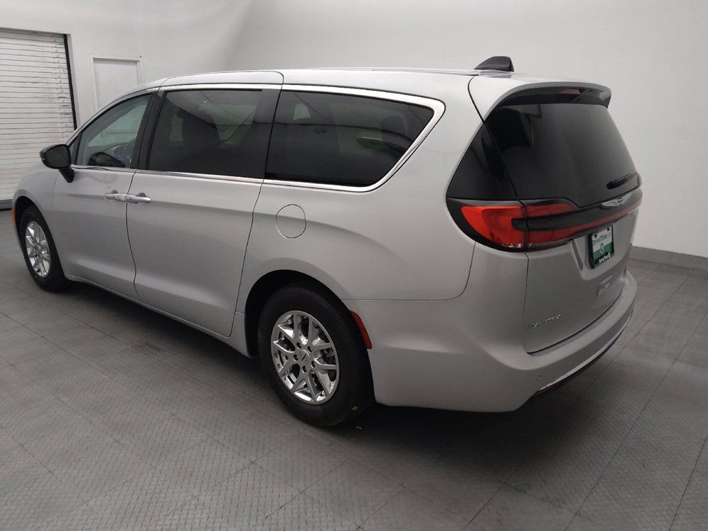 Used 2024 Chrysler Pacifica Touring-L FWD image 3