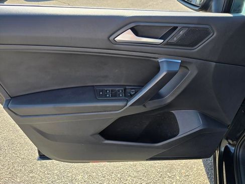 Used 2021 Volkswagen Tiguan SE w/ Panoramic Sunroof Package image 11