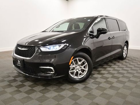 Used 2025 Chrysler Pacifica Select FWD image 2