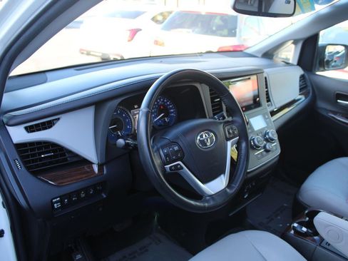 Used 2015 Toyota Sienna Limited Premium FWD image 19