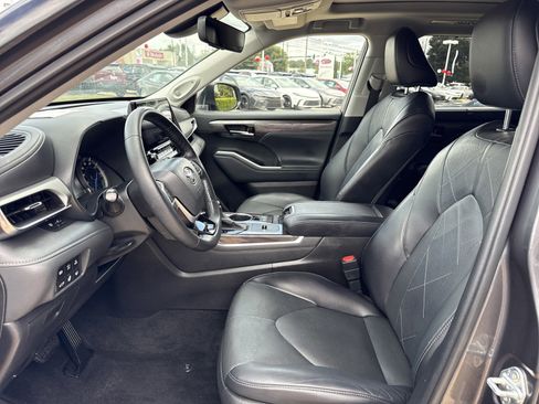 Used 2022 Toyota Highlander Platinum image 11