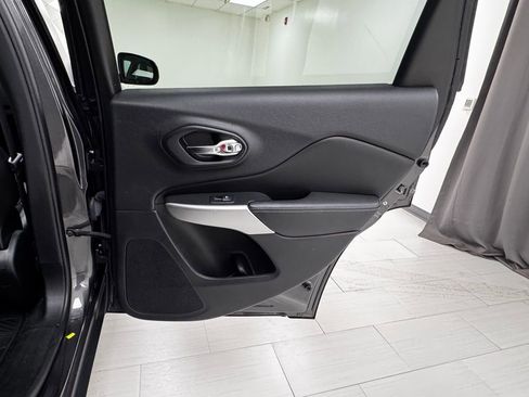 Used 2018 Jeep Cherokee Latitude Plus image 15