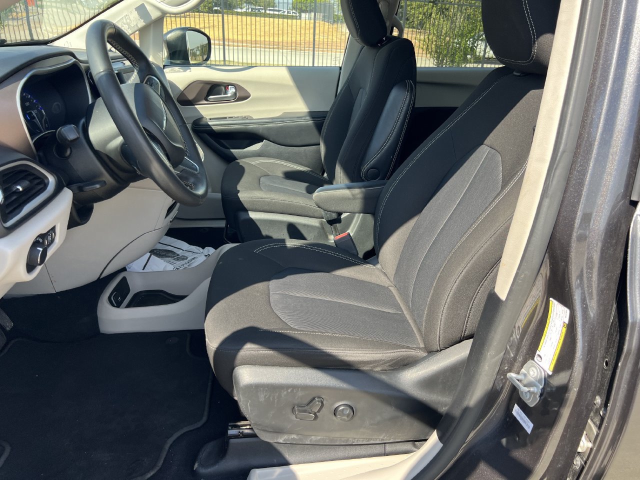 Used 2022 Chrysler Voyager LX FWD image 5