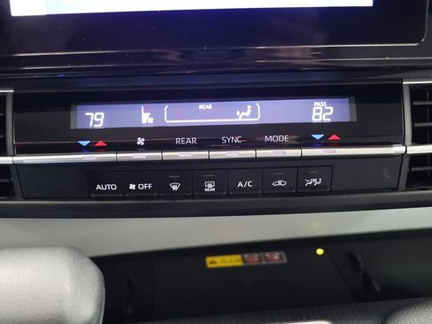 Used 2025 Toyota Sienna LE image 20