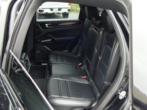 Used 2021 Porsche Cayenne AWD/4WD image 8