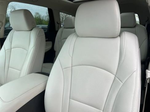 Used 2024 Buick Enclave Essence w/ Experience Buick Package AWD/4WD image 15