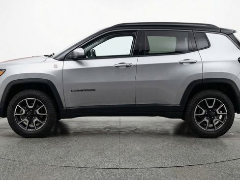 Used 2025 Jeep Compass Trailhawk AWD/4WD image 3