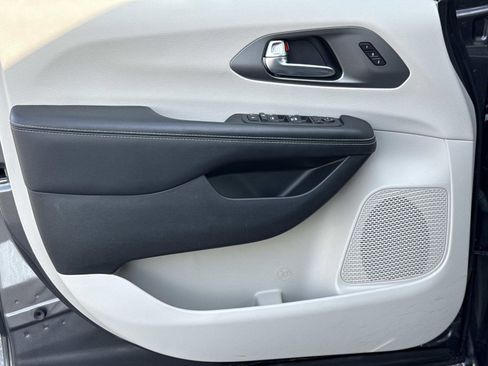 Used 2022 Chrysler Pacifica Touring-L image 23