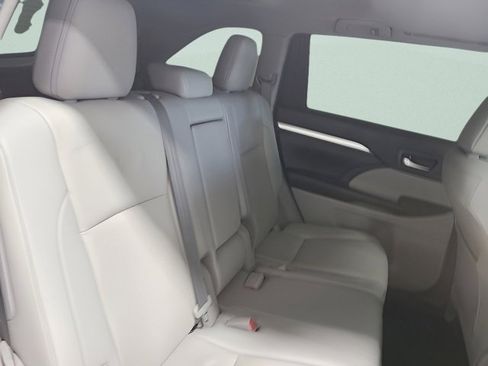 Used 2019 Toyota Highlander XLE AWD/4WD image 20