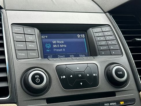 Used 2018 Ford Taurus SE image 19