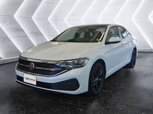 Used 2023 Volkswagen Jetta SE FWD image 3
