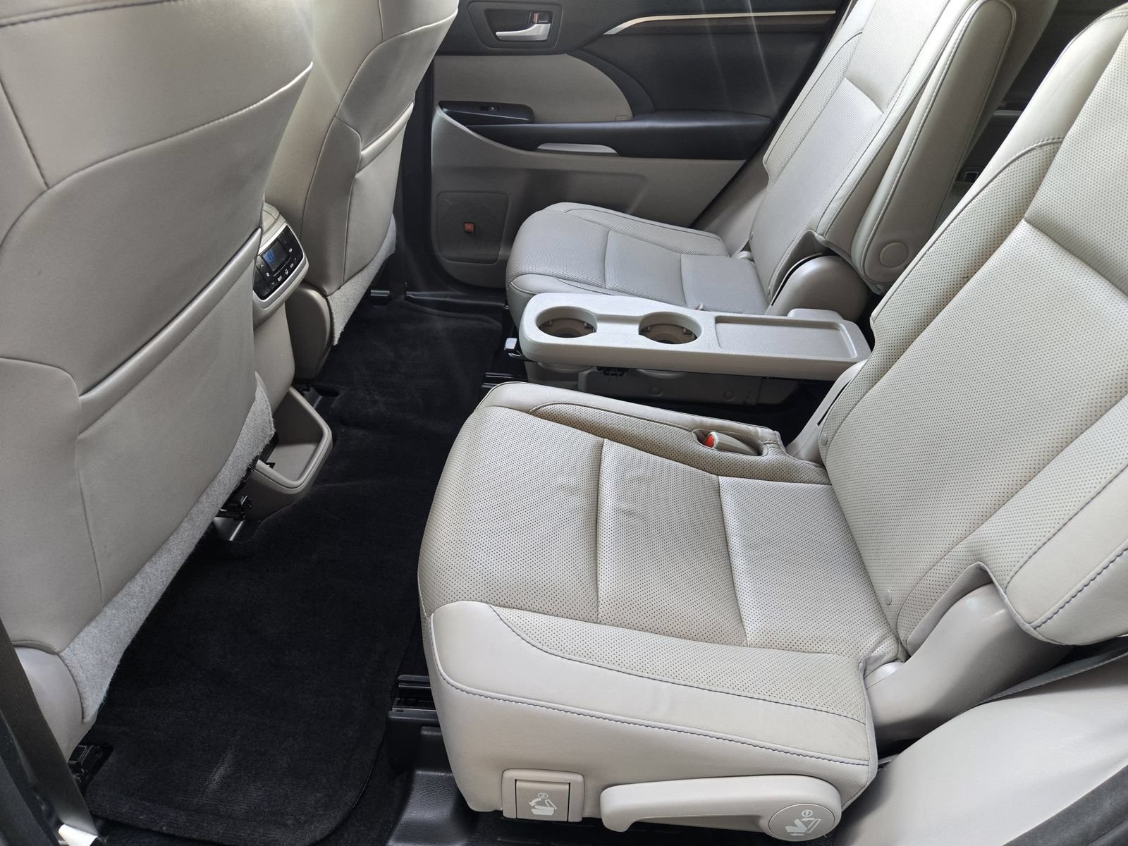 Used 2016 Toyota Highlander Limited FWD image 29