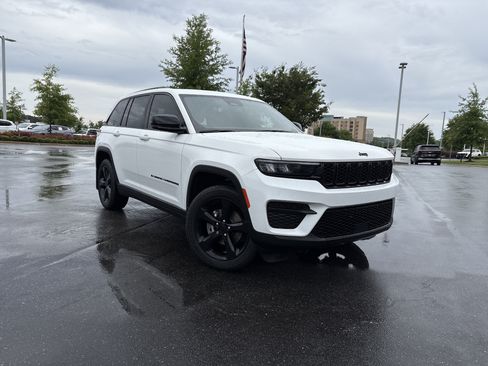 Certified 2023 Jeep Grand Cherokee Altitude AWD/4WD image 2