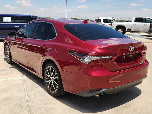 Used 2022 Toyota Camry XLE w/ Navigation Upgrade Package FWD image 2