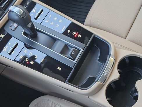 Certified 2025 Porsche Macan image 20