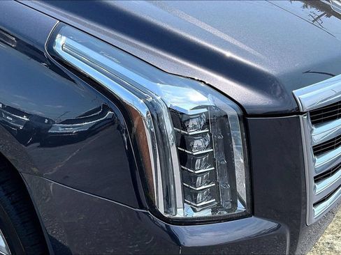 Used 2018 Cadillac Escalade Premium Luxury AWD/4WD image 33