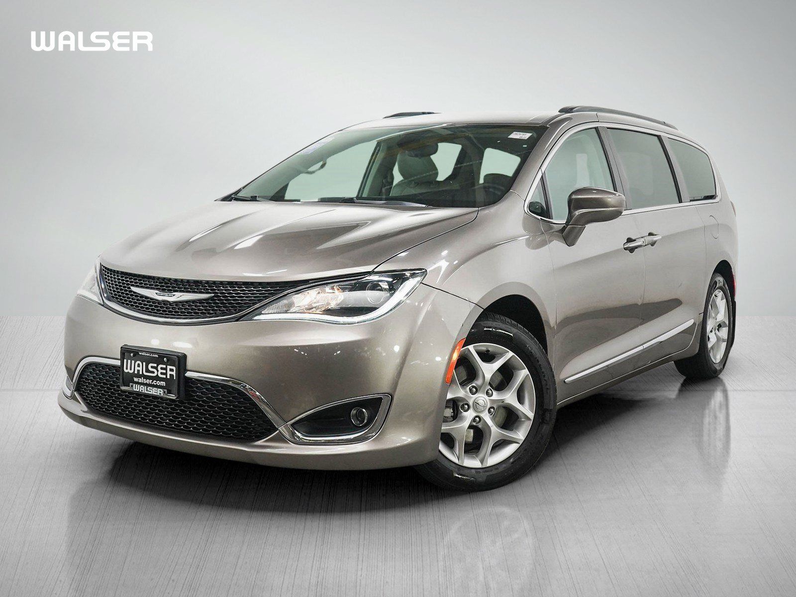 Used 2017 Chrysler Pacifica Touring-L w/ Tire & Wheel Group FWD image 1
