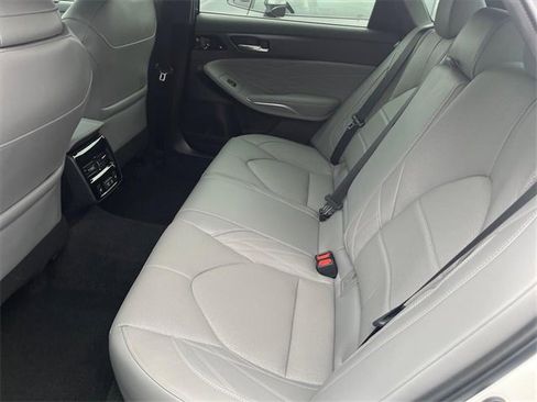 Used 2022 Toyota Avalon Limited image 18