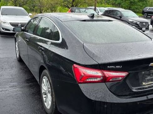Used 2019 Chevrolet Malibu LT w/ Leather Package FWD image 2