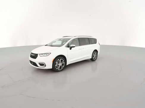 New 2026 Chrysler Pacifica Pinnacle image 4