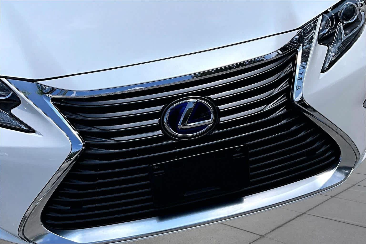 Used 2018 Lexus ES 300h w/ Luxury Package FWD image 27