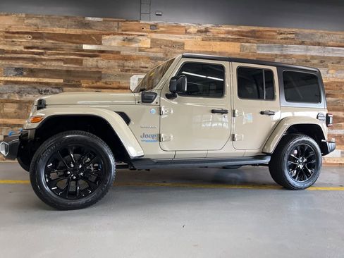 Used 2022 Jeep Wrangler Unlimited Sahara w/ Cold Weather Group AWD/4WD image 19
