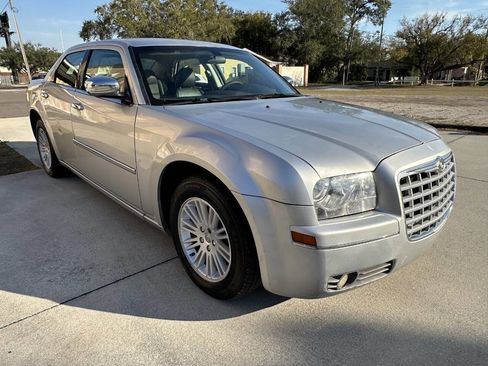 Used 2010 Chrysler 300 Touring image 2