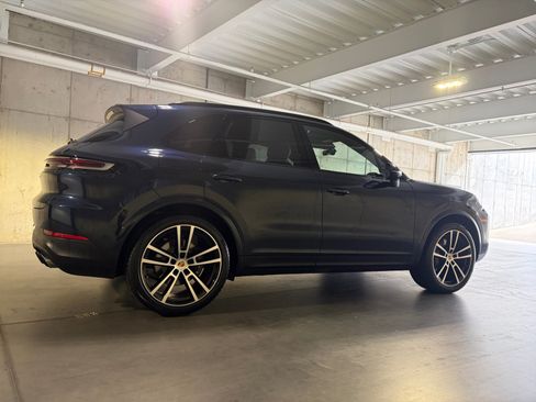 Certified 2025 Porsche Cayenne AWD/4WD image 8