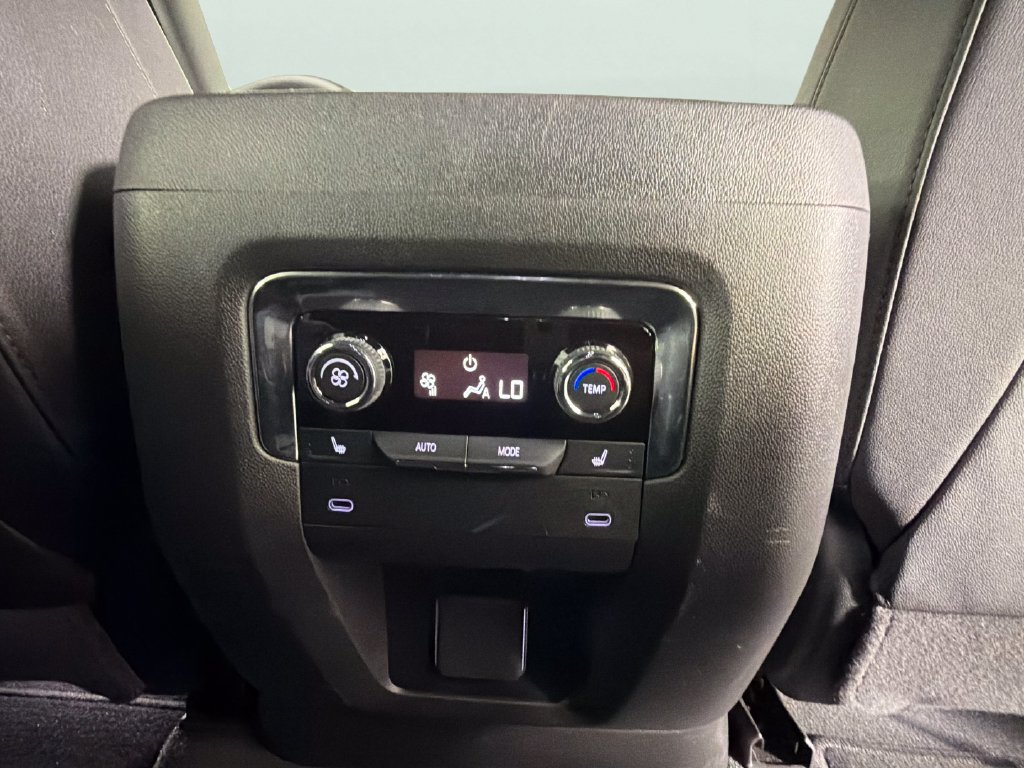 Used 2026 Chevrolet Suburban Premier AWD/4WD image 27