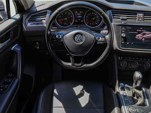 Used 2019 Volkswagen Tiguan SE w/ Panoramic Sunroof Package image 17