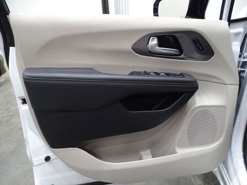 Used 2024 Chrysler Pacifica Touring-L image 13