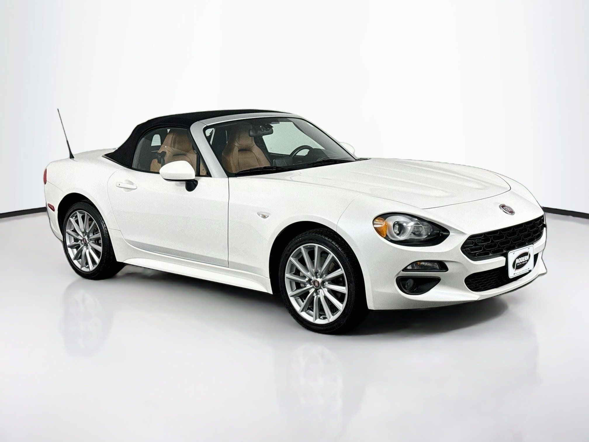 Used 2018 FIAT 124 Spider Lusso w/ Navigation & Sound Group RWD image 2