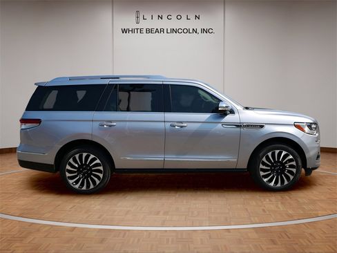 Used 2024 Lincoln Navigator Black Label image 2