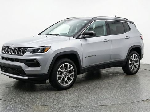Used 2025 Jeep Compass Limited AWD/4WD image 3