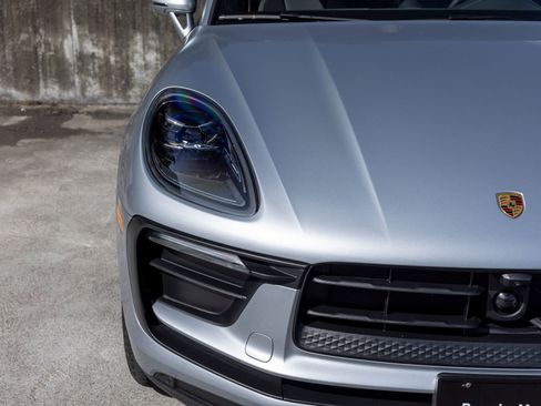 Certified 2025 Porsche Macan AWD/4WD image 14