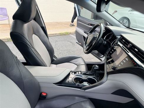 Used 2020 Toyota Camry XLE FWD image 13