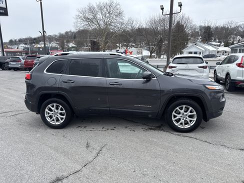 Used 2017 Jeep Cherokee Latitude w/ Comfort/Convenience Group image 2