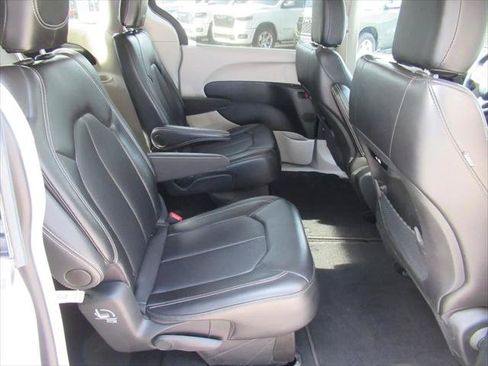 Certified 2024 Chrysler Pacifica Touring-L FWD image 31