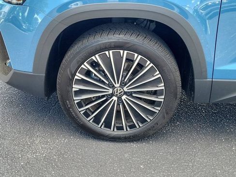 Certified 2025 Volkswagen Taos SE FWD image 28