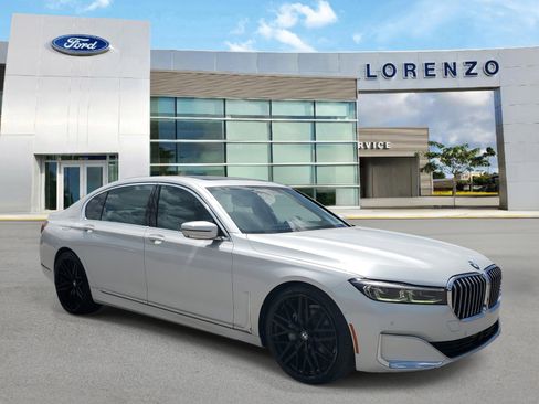 Used 2022 BMW 740i w/ Premium Package RWD image 3