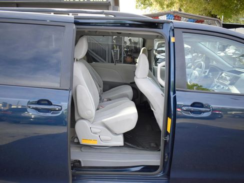 Used 2012 Toyota Sienna LE image 15