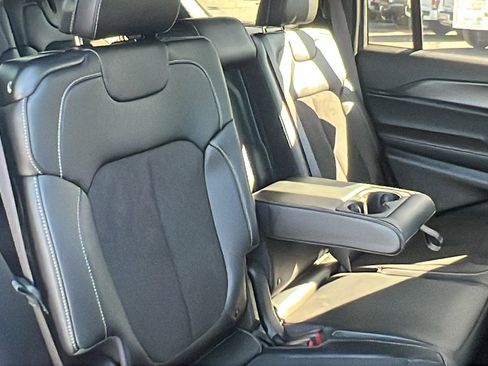 New 2025 Jeep Grand Cherokee L Laredo image 19